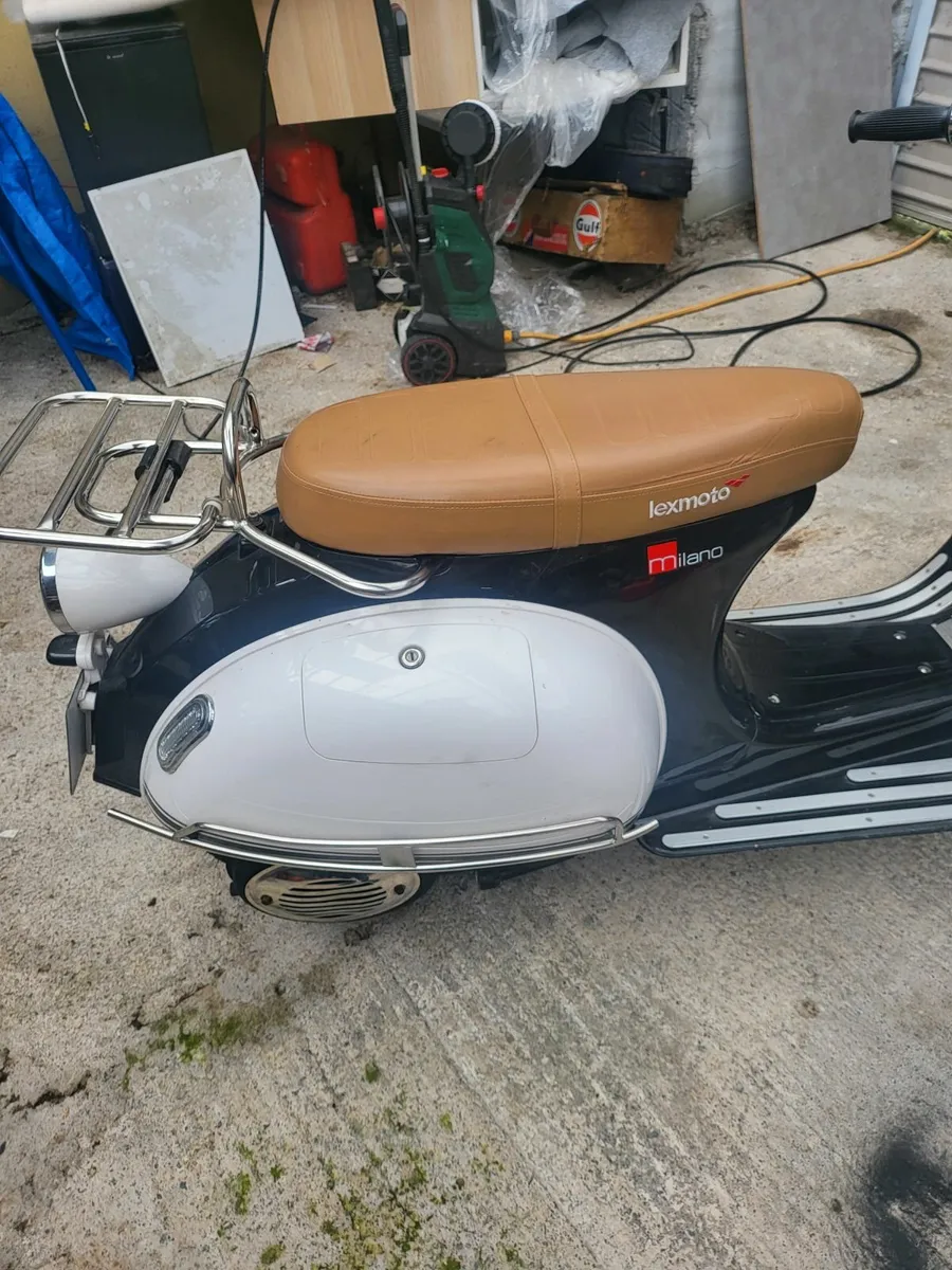 182 lexmoto milano retro scooter 125cc 4 stroke - Image 4