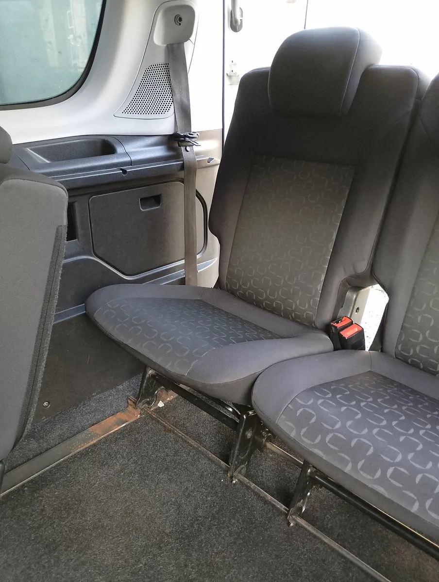 2017 Doblo rear seats quick release & seat belts - Image 3