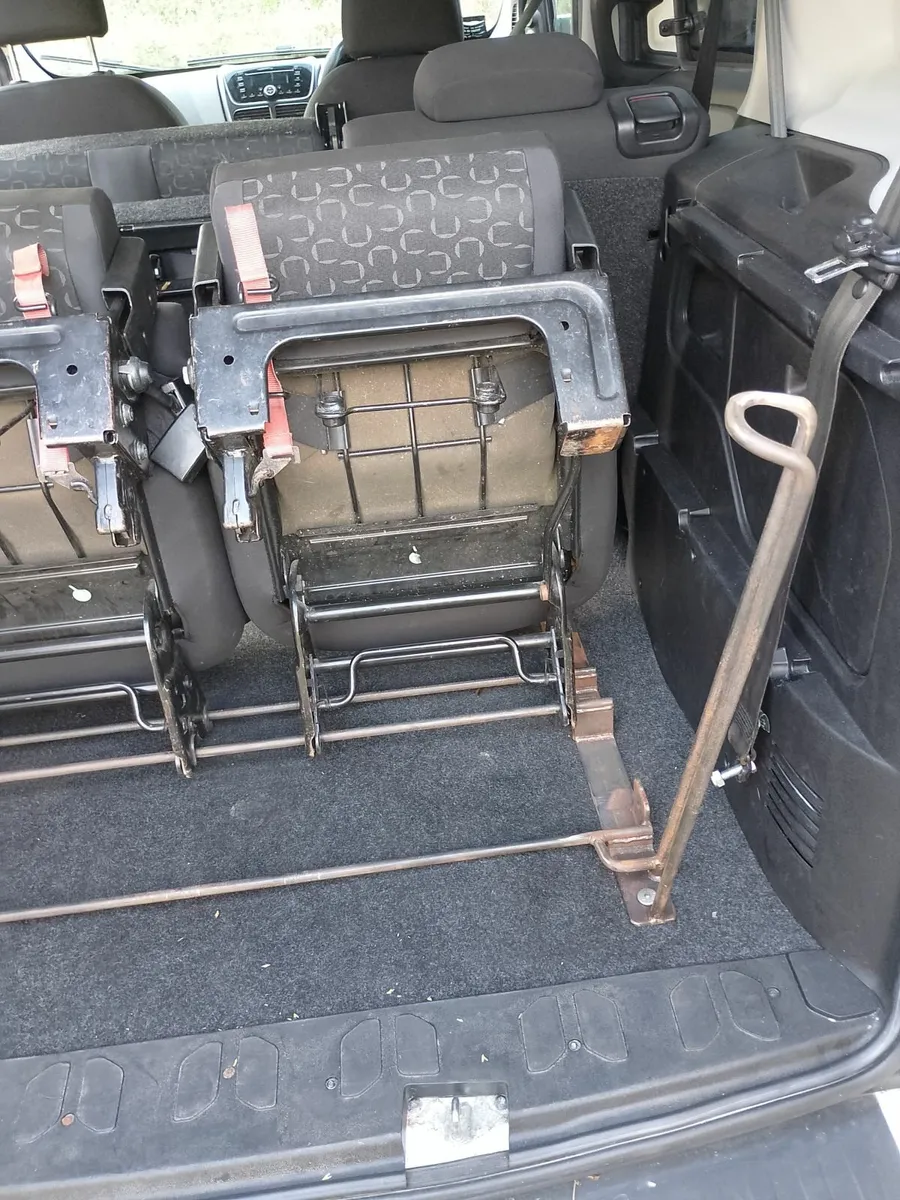 2017 Doblo rear seats quick release & seat belts - Image 4