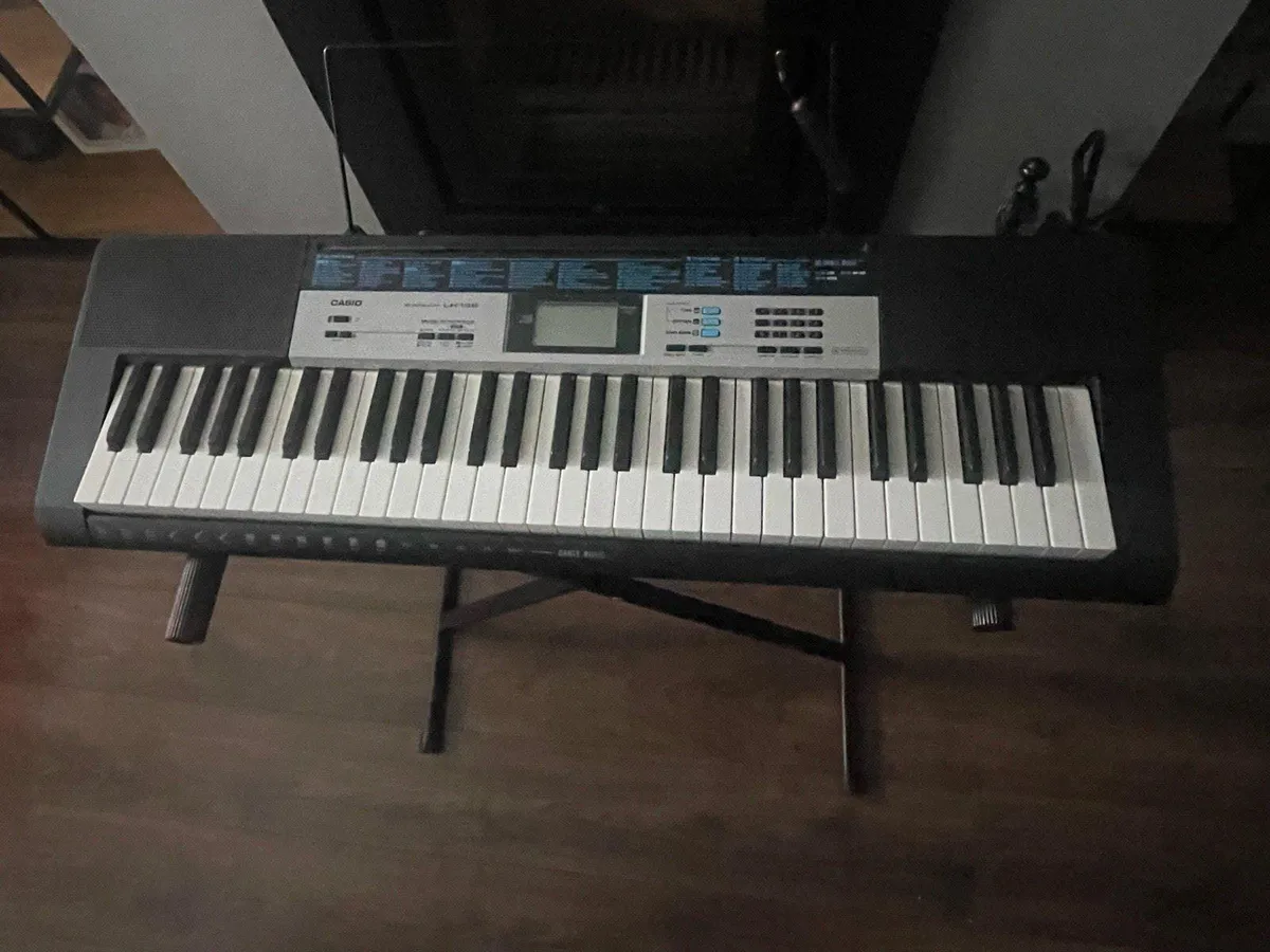 Casio Keyboard LK 136 with stand - Image 1