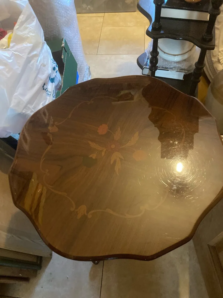 Coffee table with detailed inlaid - Image 3