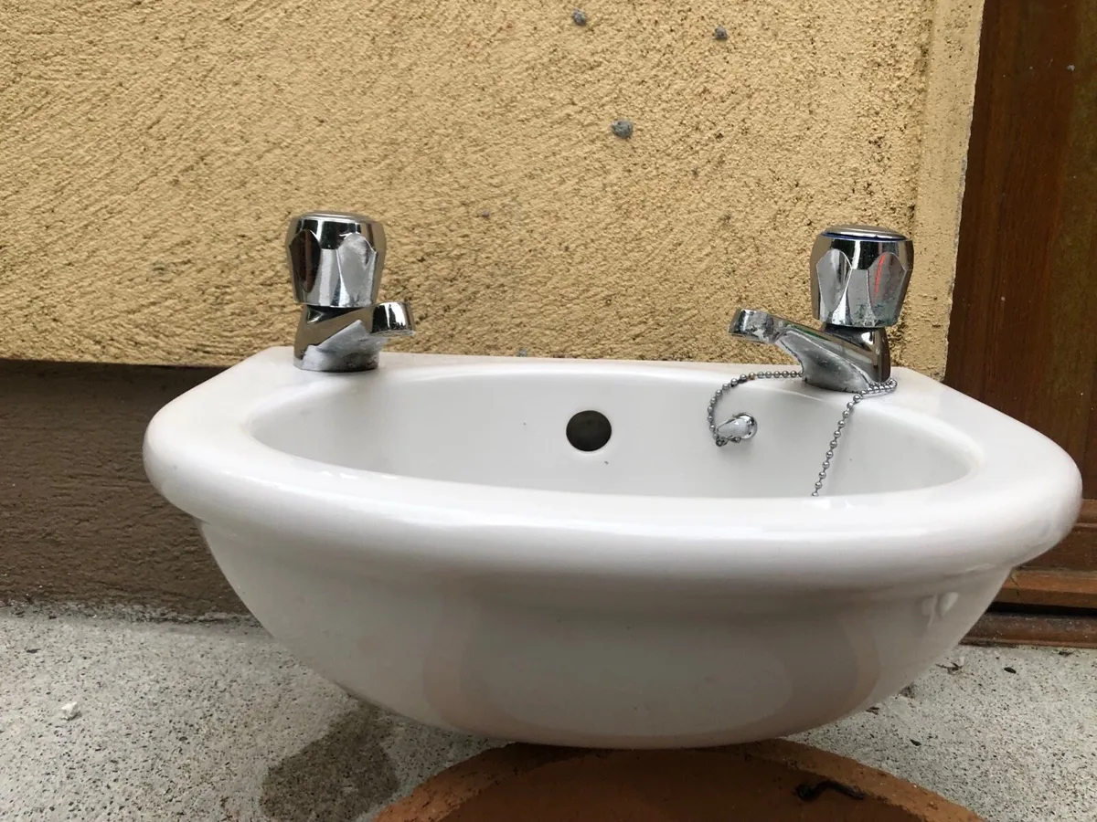Small sink, taps and pedestal - Image 1