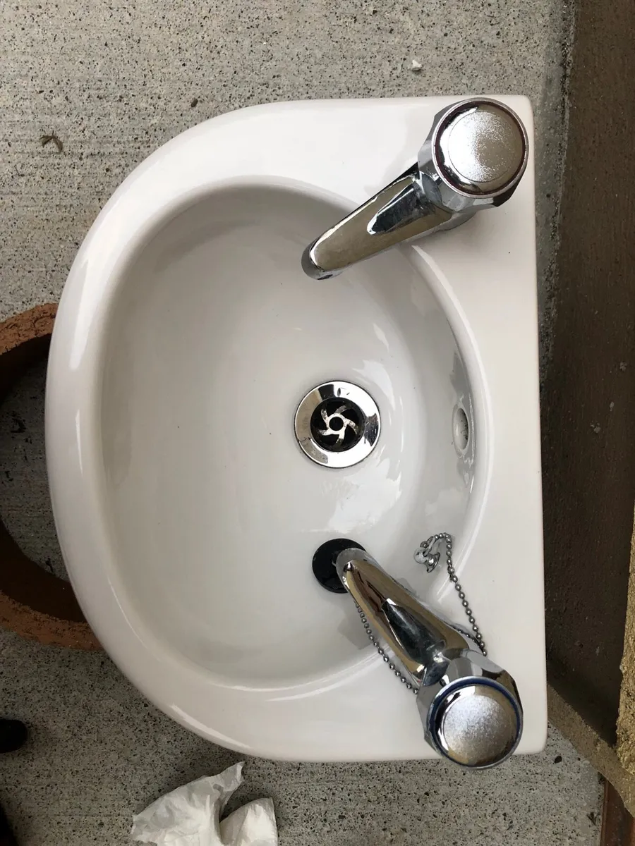 Small sink, taps and pedestal - Image 2