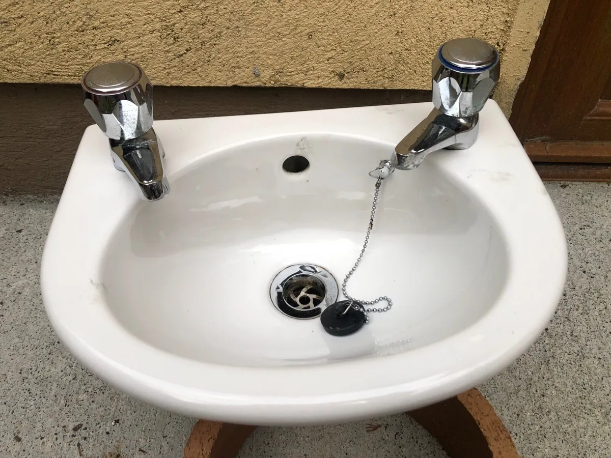 Small sink, taps and pedestal - Image 3