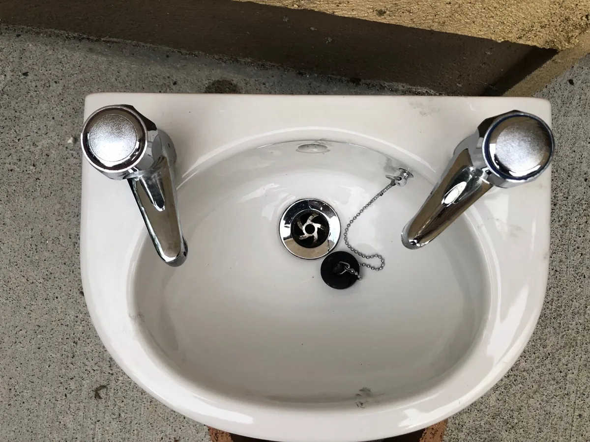 Small sink, taps and pedestal - Image 4