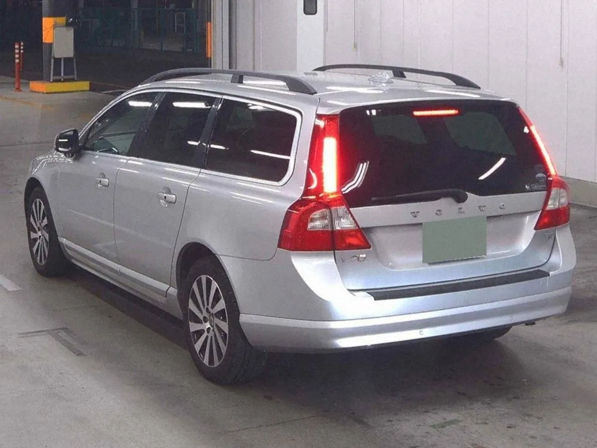 Volvo V70 1.6 T4 Estate Auto - Image 2