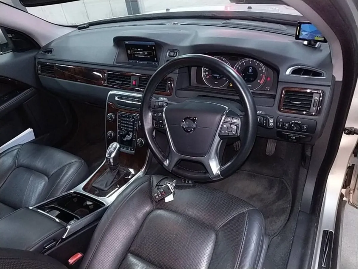 Volvo V70 1.6 T4 Estate Auto - Image 3
