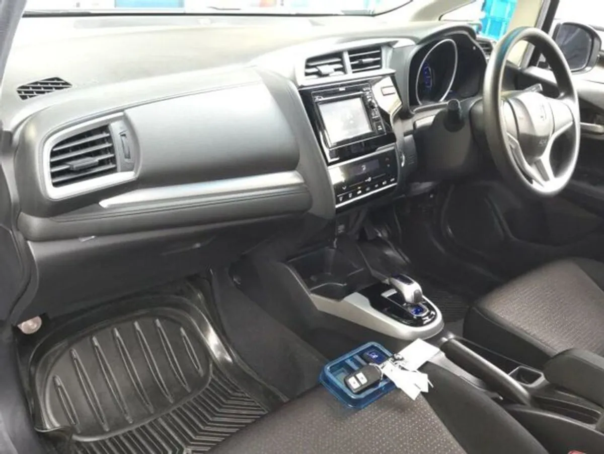 Honda Fit 1.5 Hybrid Auto - Image 3