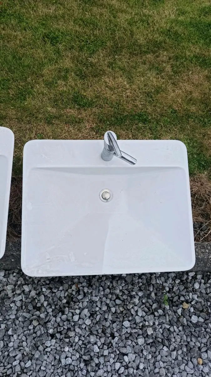 En suite sinks - Image 1