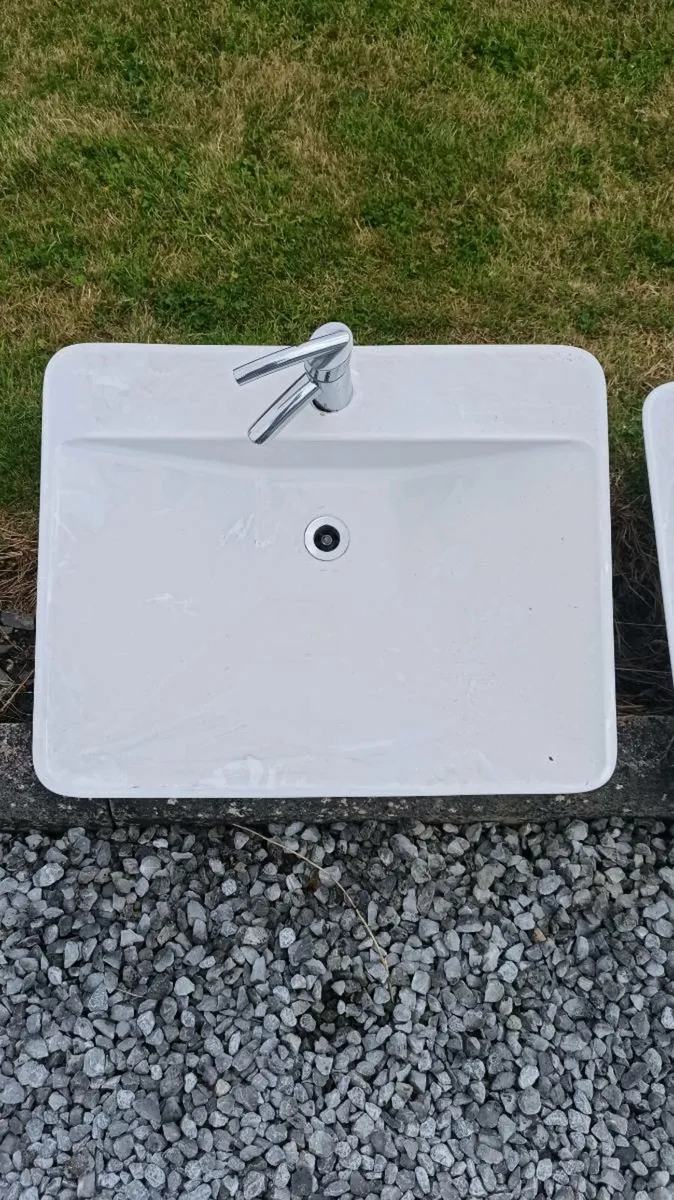 En suite sinks - Image 2