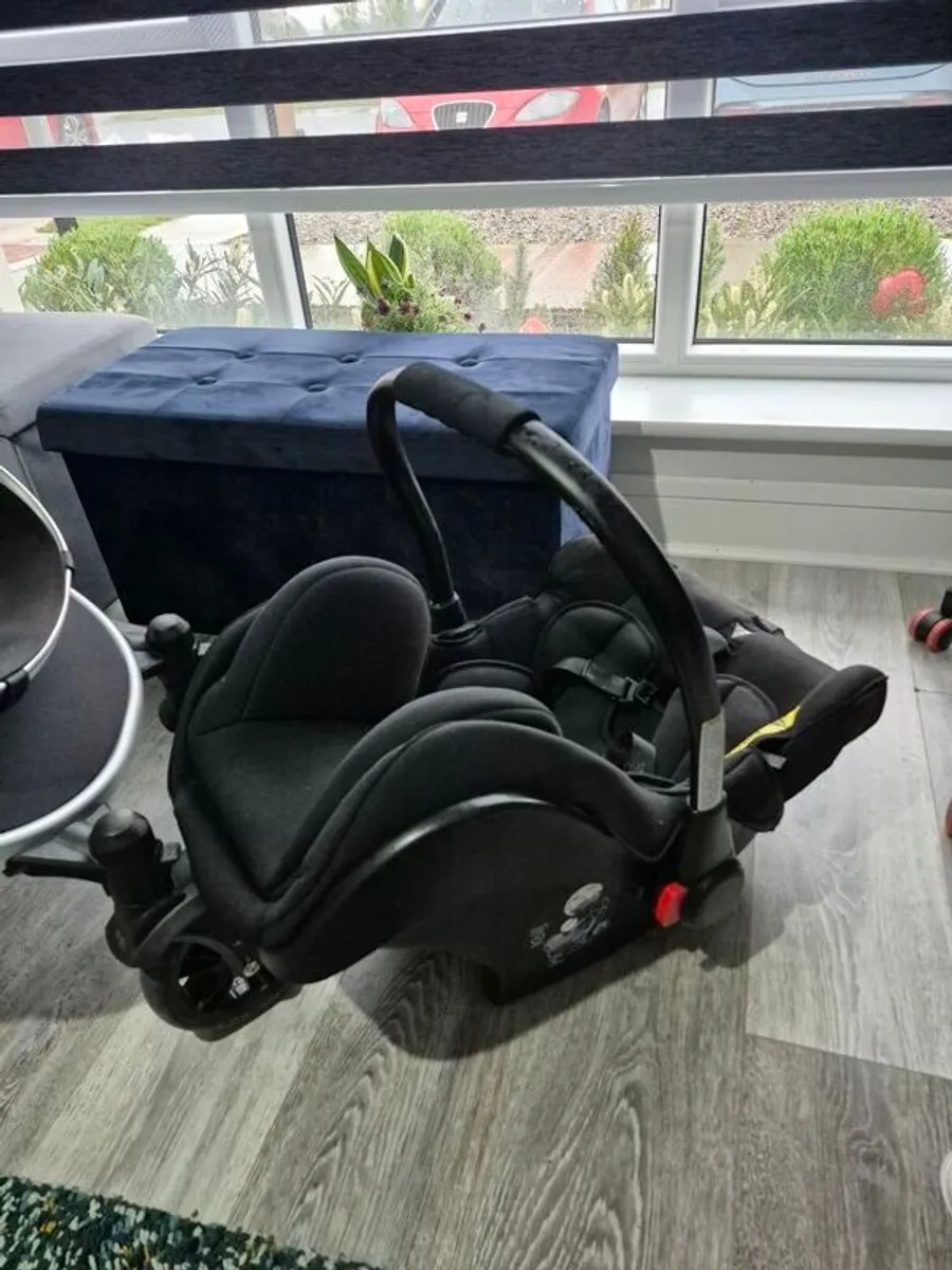 Travel System with Isofix Base - Image 2