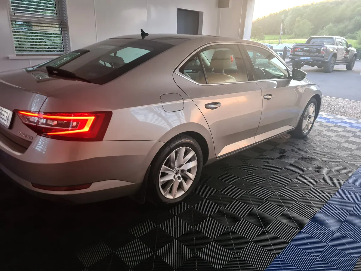 Skoda Superb 2017 - Image 2