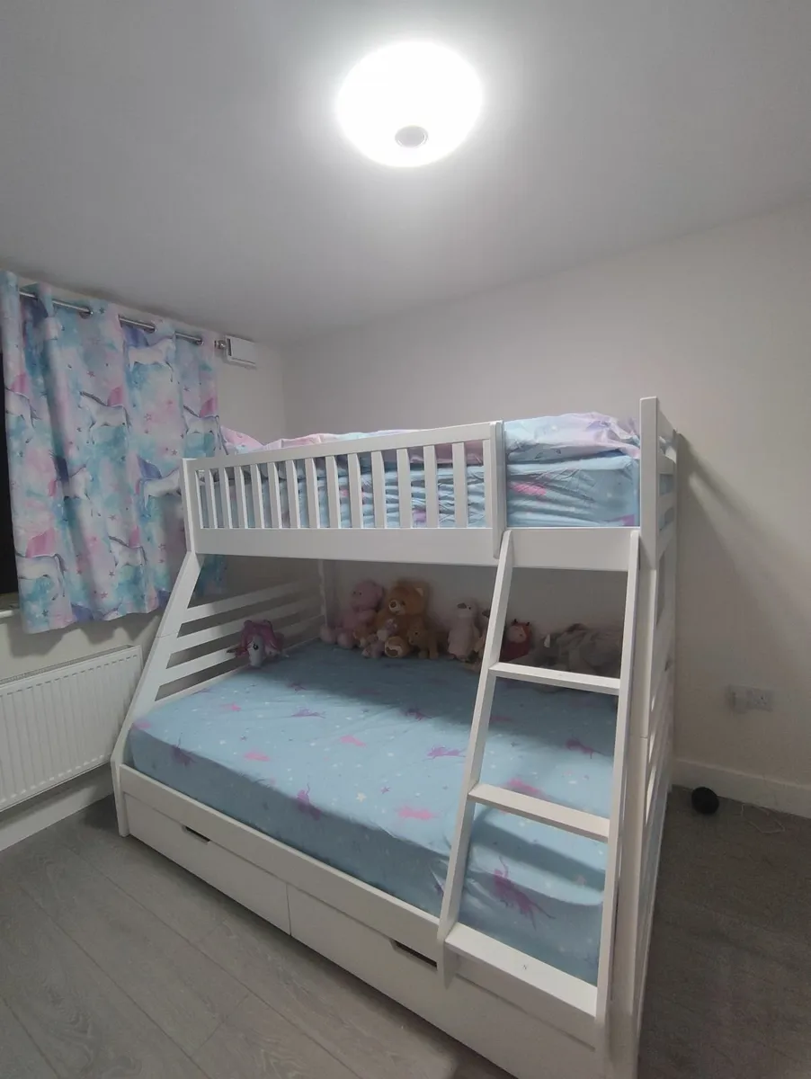 Hanlee Triple Bunk Bed - Image 1