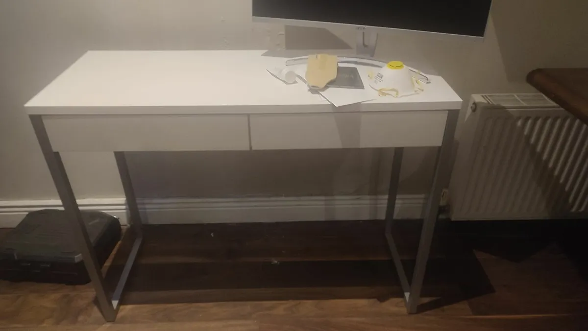 Office desk - Image 1