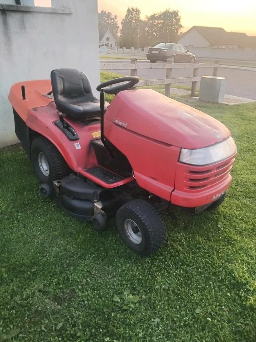 Ride on lawnmower - Image 1