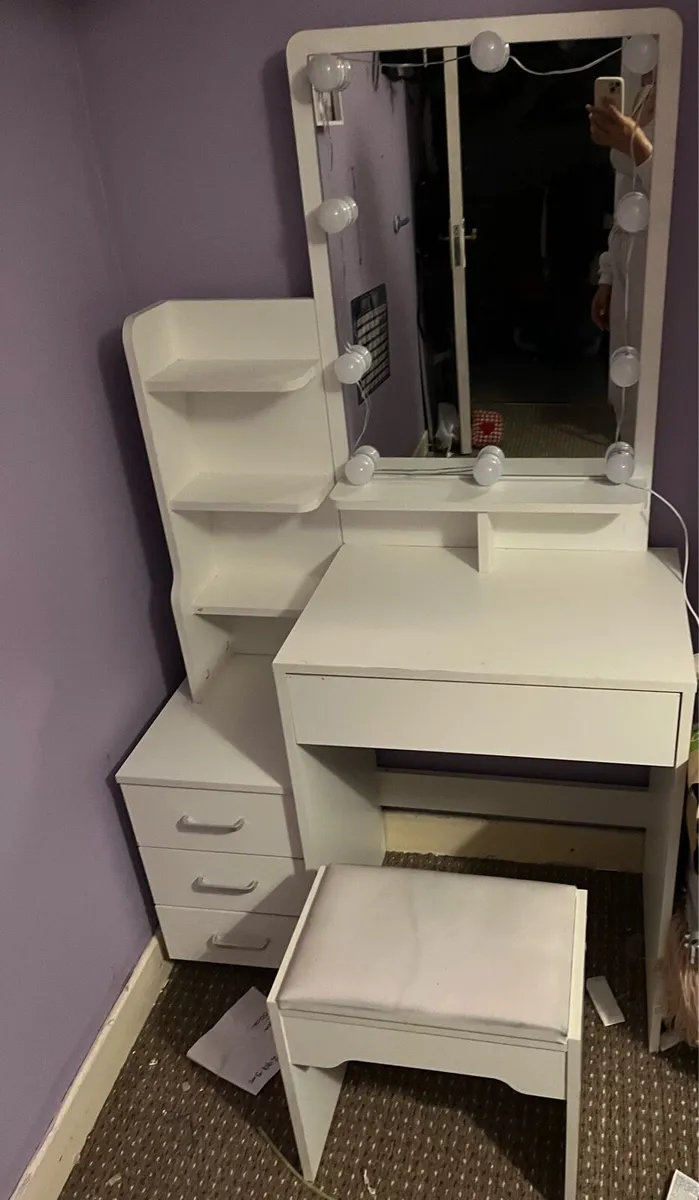 Vanity table - Image 1