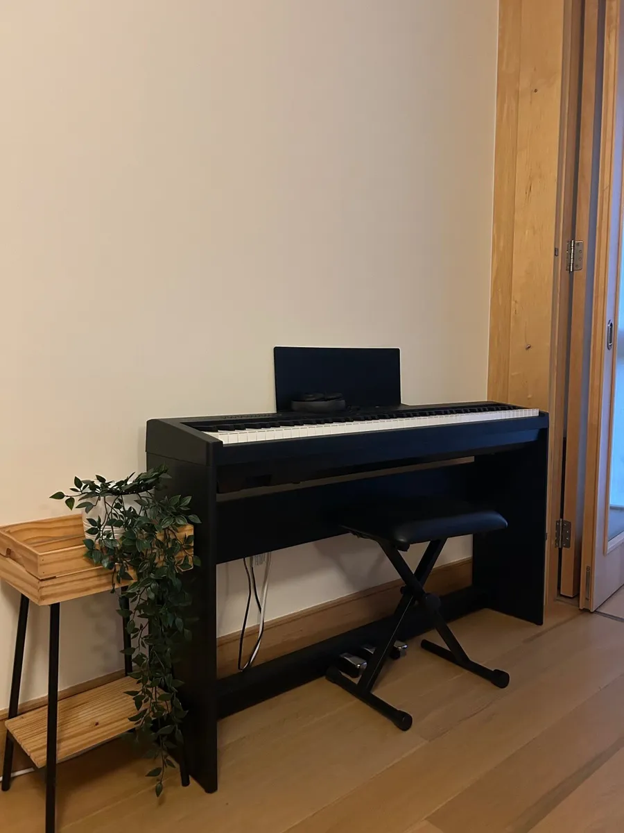 Roland FP30 Piano keyboard + Stand + Full set - Image 1