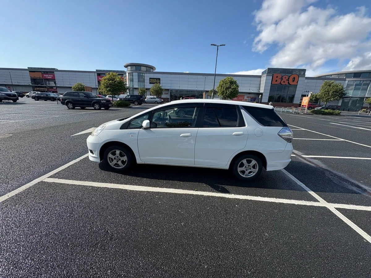 Honda fit shuttle. 1.3 petrol hybrid automatic - Image 4