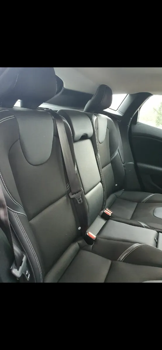 Volvo V40 2014 - Image 2