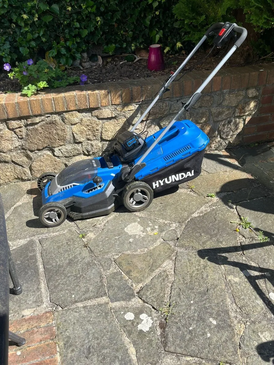 Hyundai Battery Powered Lawnmower 40V - Image 1