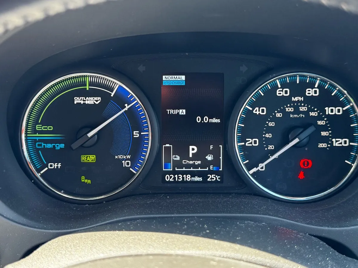 2018 Mitsubishi Outlander PHEV Plug in Hybrid - Image 3