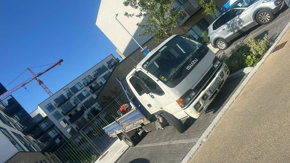 Mitsubishie npr tipper - Image 1