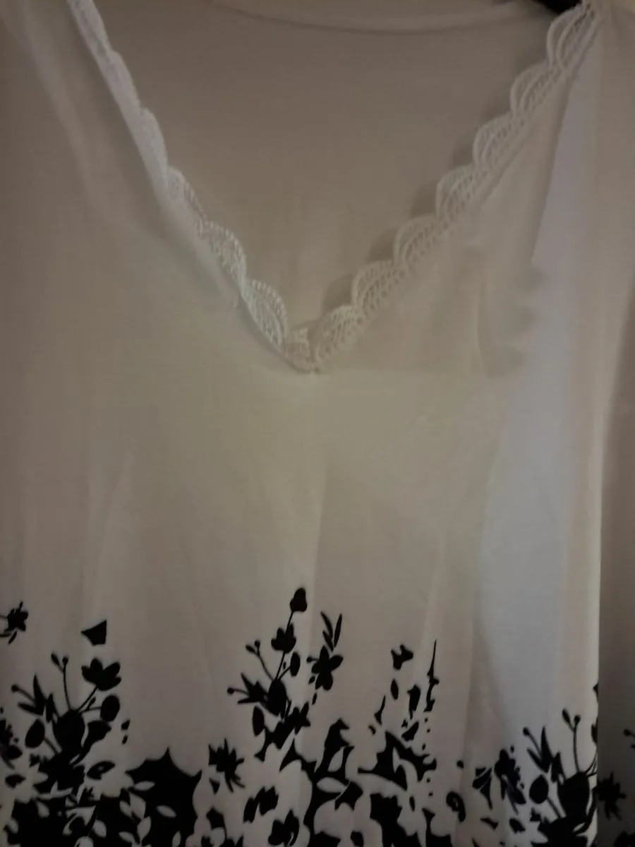 Ladies Clothing - Image 2