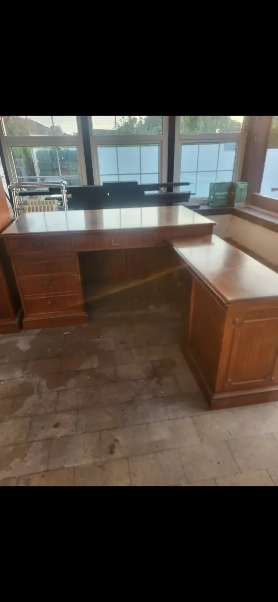 Mahogany desk and drawers - Image 3