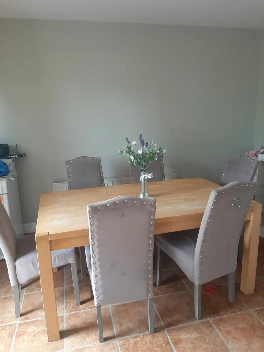 6 x kitchen chairs & solid wood table - Image 1