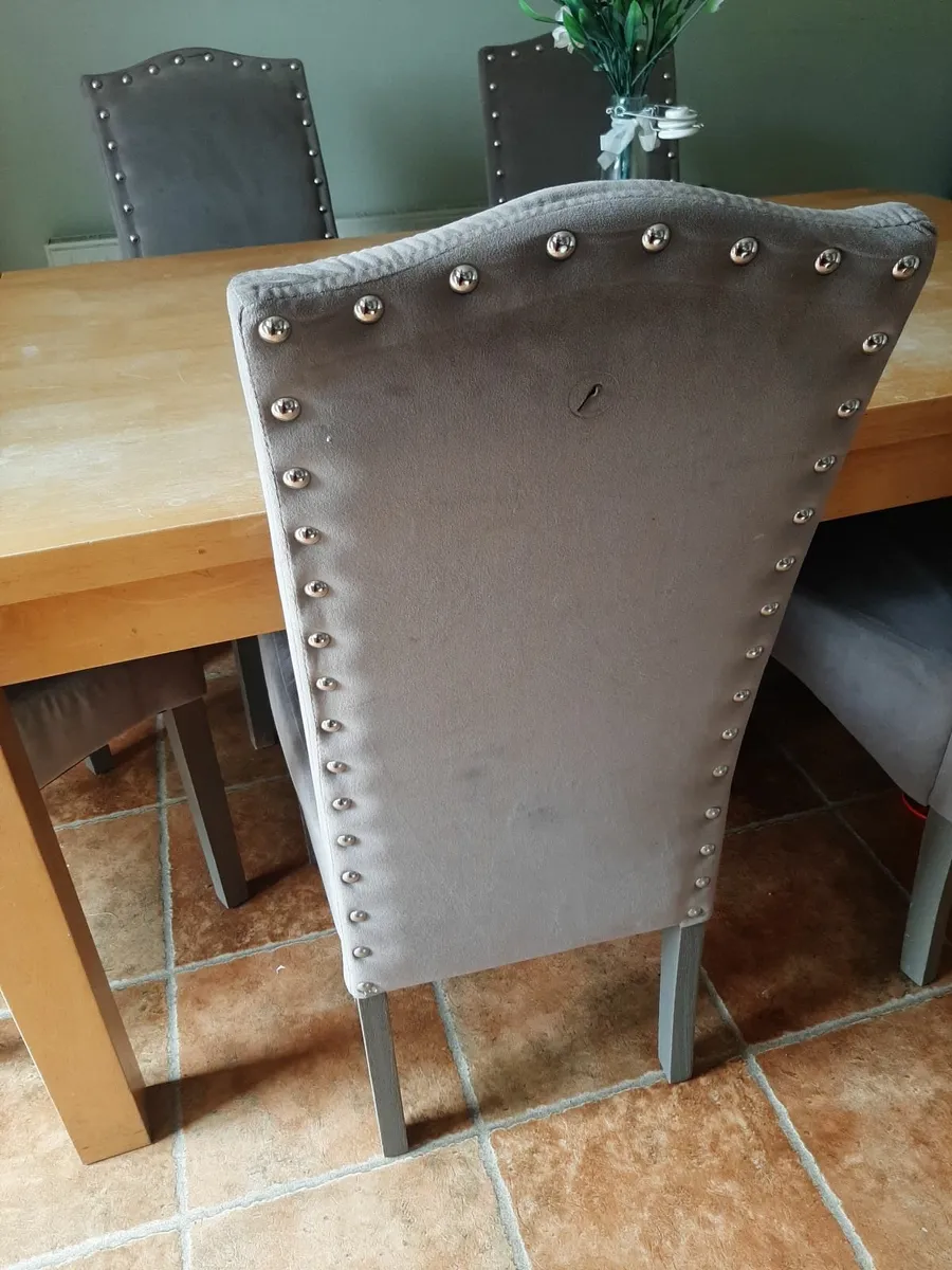 6 x kitchen chairs & solid wood table - Image 4