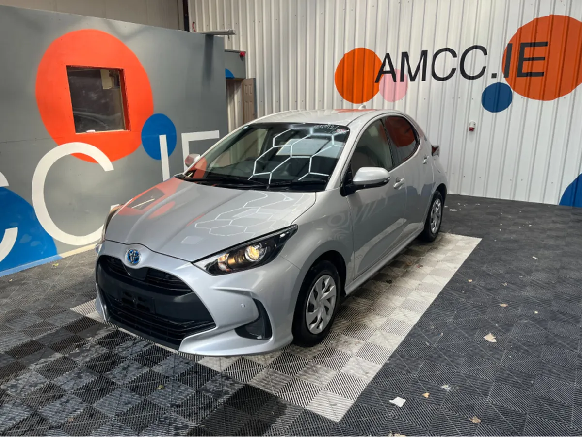 Toyota Yaris 1.5 HYBRID / 79k KMs / REVERSE CAMERA - Image 3