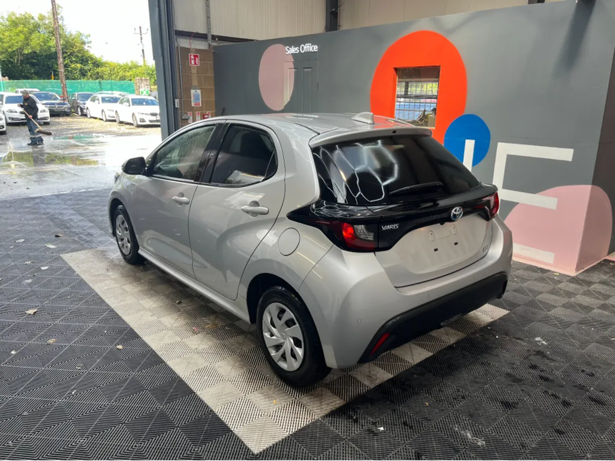 Toyota Yaris 1.5 HYBRID / 79k KMs / REVERSE CAMERA - Image 4