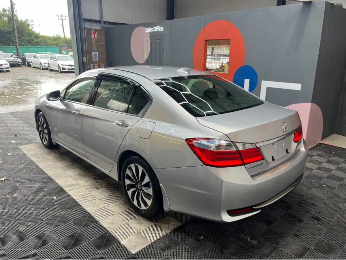 Honda Accord 2.0 HYBRID / 73k KMs / REVERSE CAMERA - Image 4