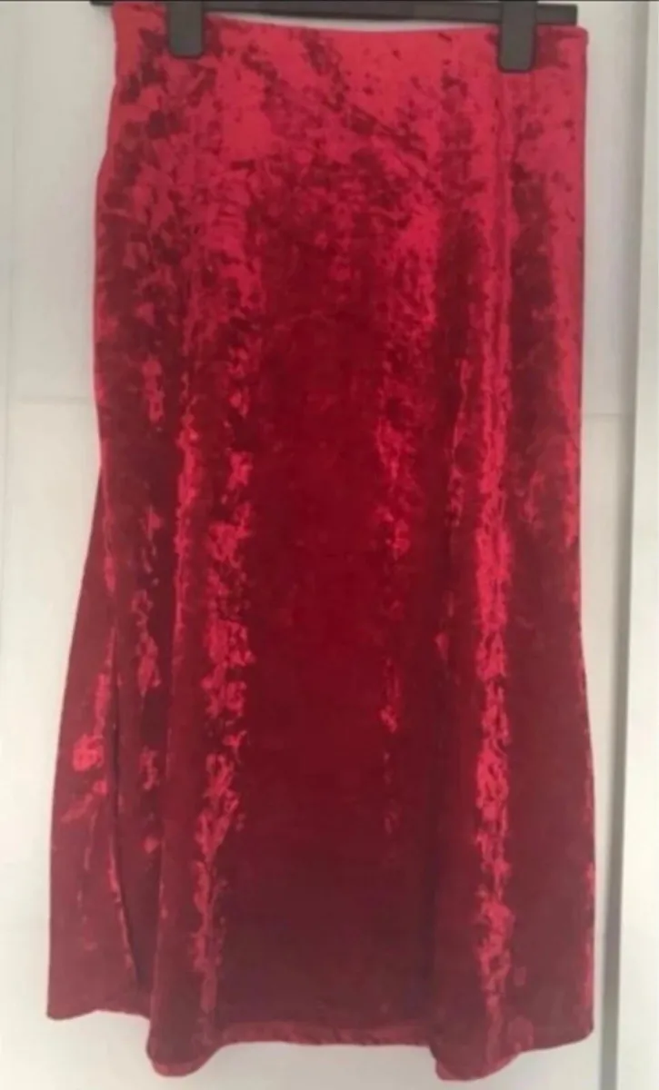 New Ladies Red Velvet Skirt Size M..