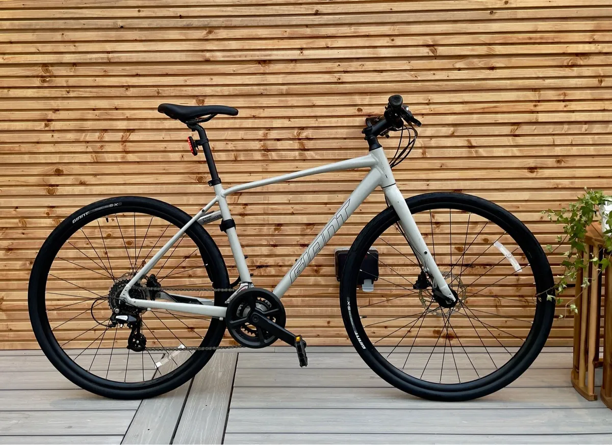 Giant Escape 2 Disc Hybrid Bike - Like New - Image 2