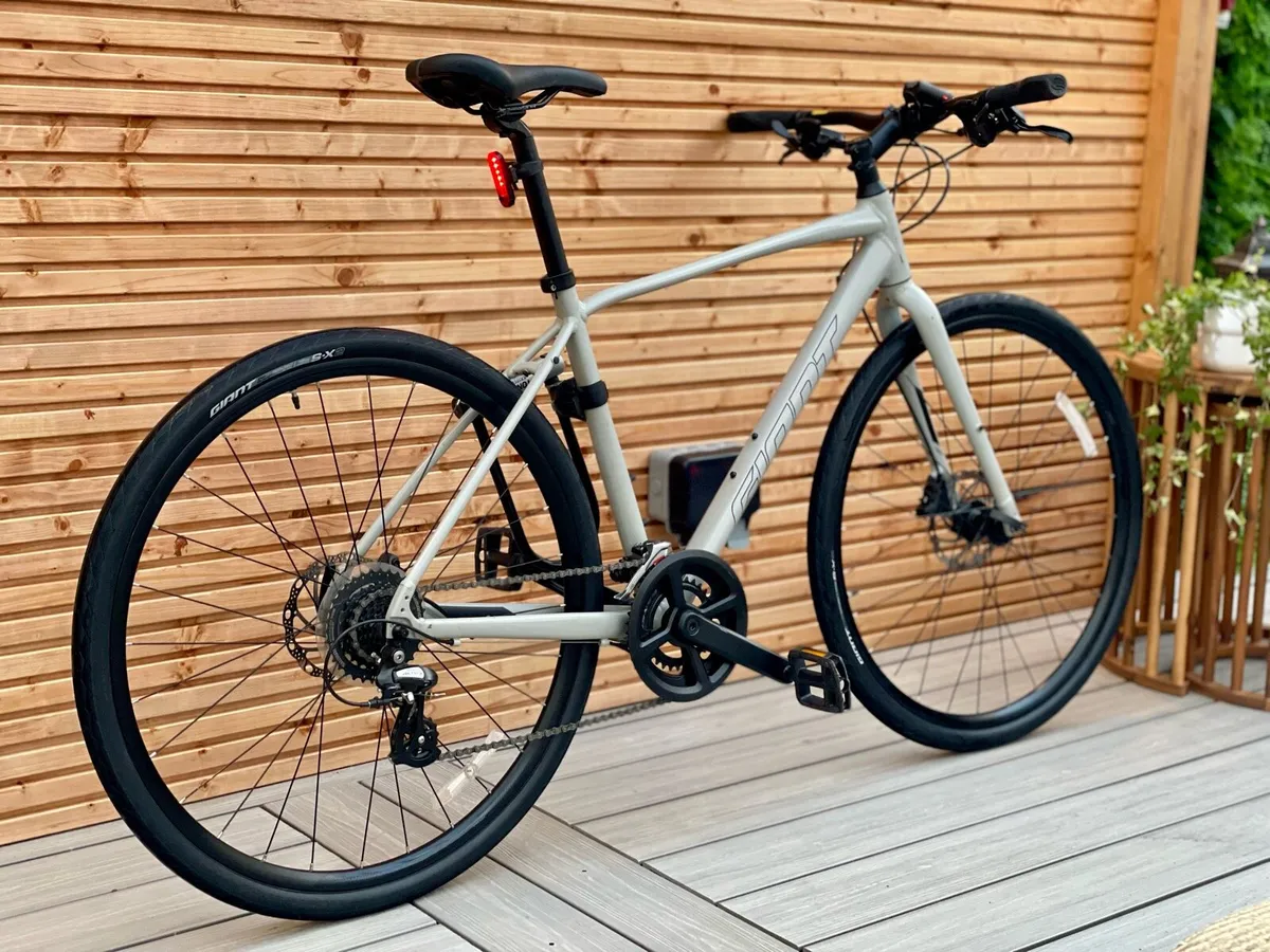 Giant Escape 2 Disc Hybrid Bike - Like New - Image 3