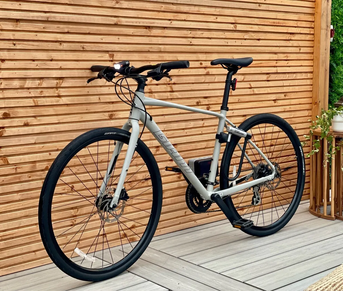 Giant Escape 2 Disc Hybrid Bike - Like New - Image 4