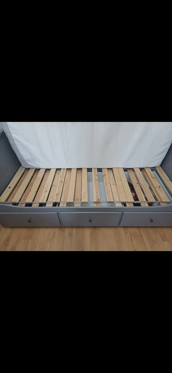 Bed with pull out bed - Image 2