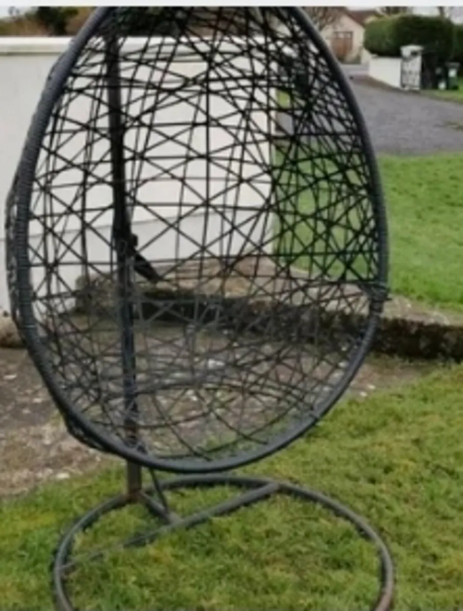 Hanging egg chair