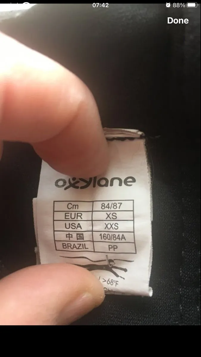 Girls wetsuit age 8 €10 - Image 4