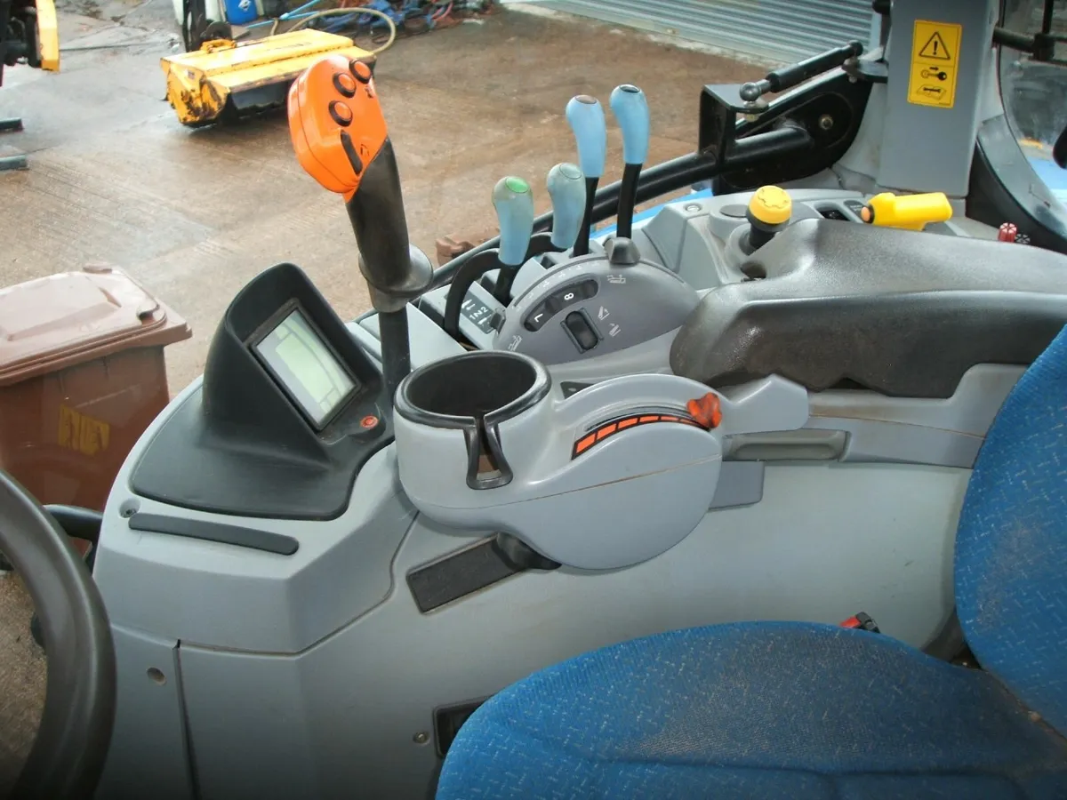 2011 New Holland T6070 - Image 4