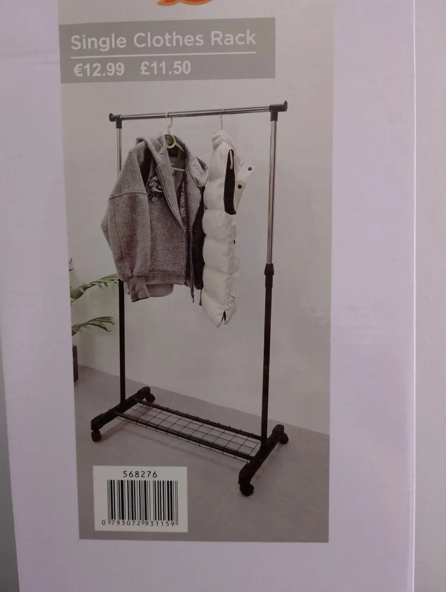 Single clothes rack. - Image 1