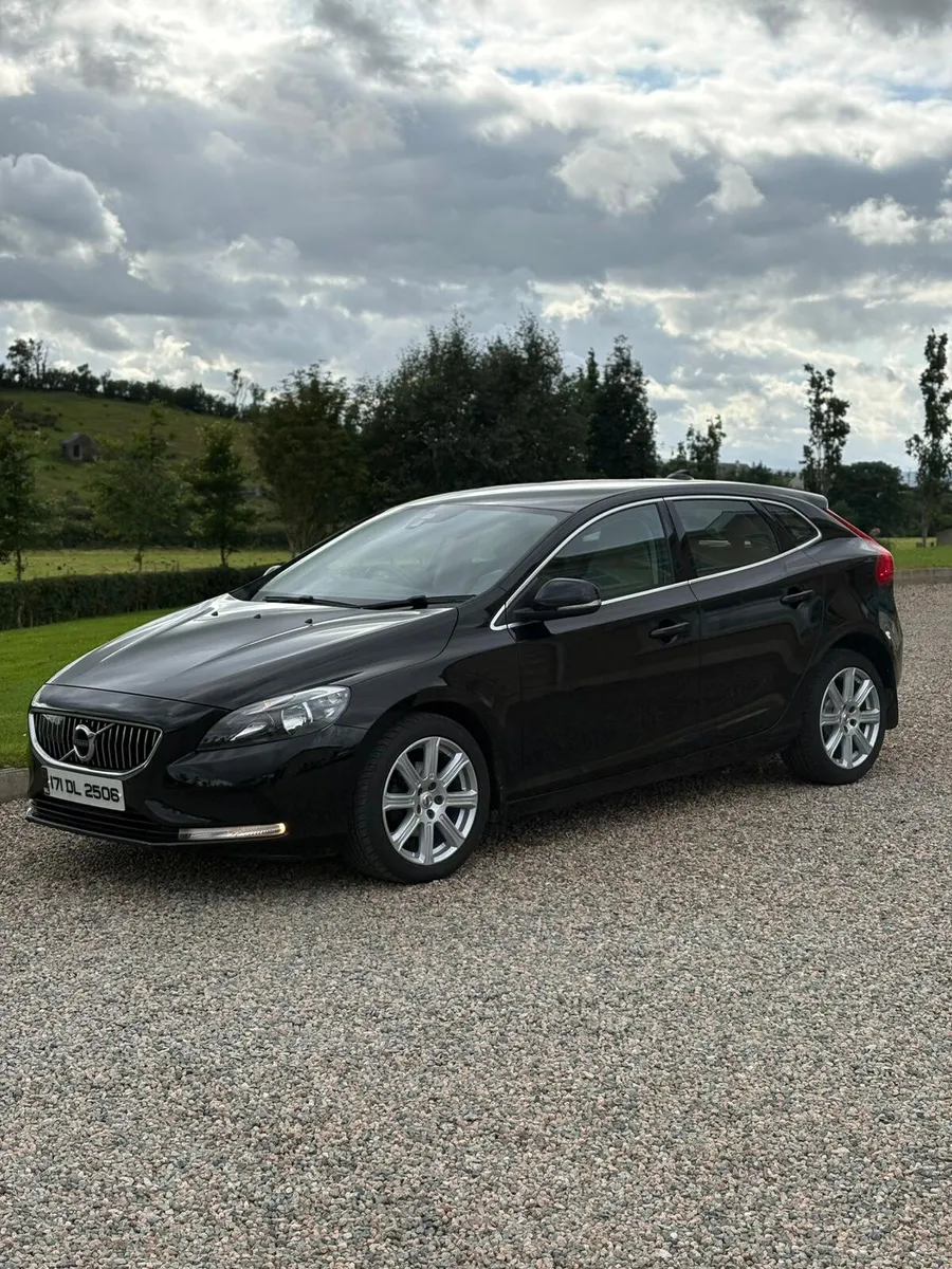 171 Volvo V40 2.0D Inscription - Image 2