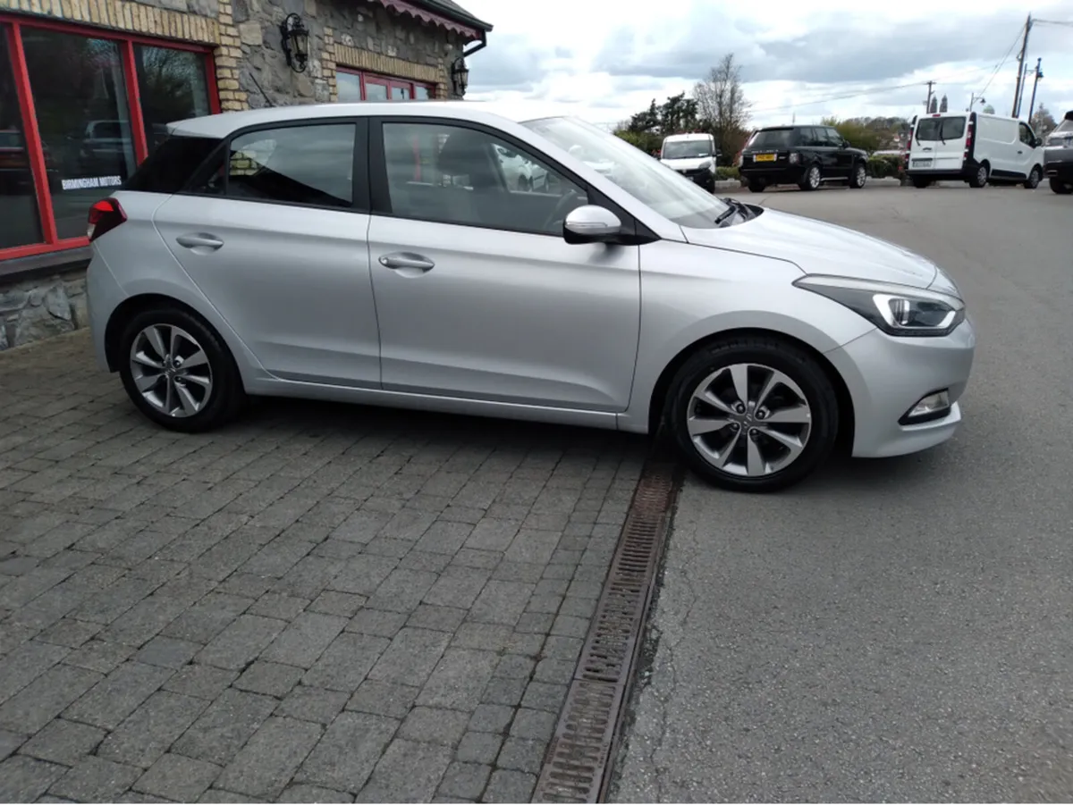 Hyundai i20 PETROL DELUXE 5DR - Image 2