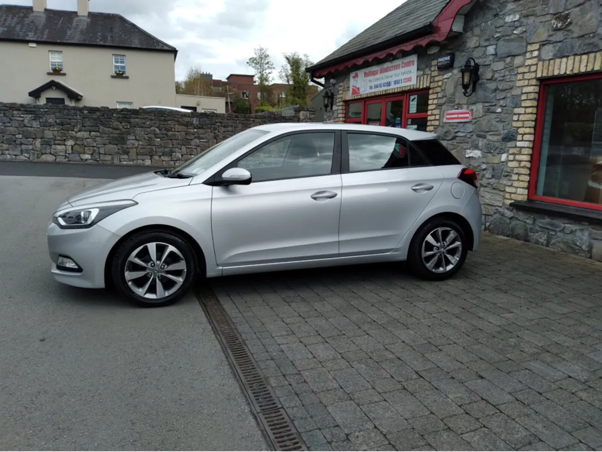 Hyundai i20 PETROL DELUXE 5DR - Image 3