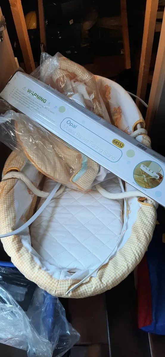 baby travel cot, carrier, moses basket, car seat - Image 3