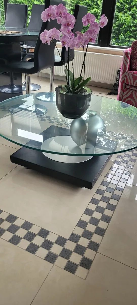 Round glass coffee table - Image 1