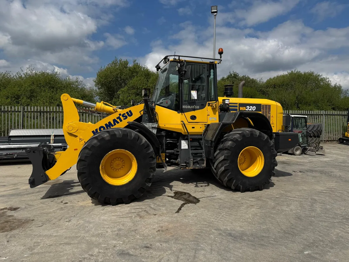 Komatsu WA320-7 - Image 1