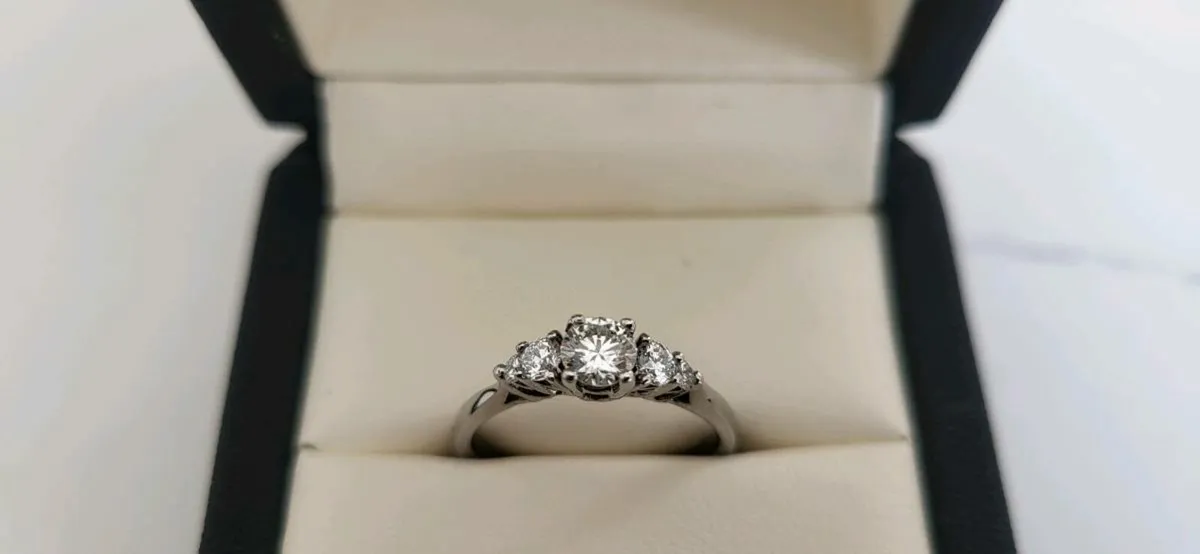 Engagement ring - Image 1