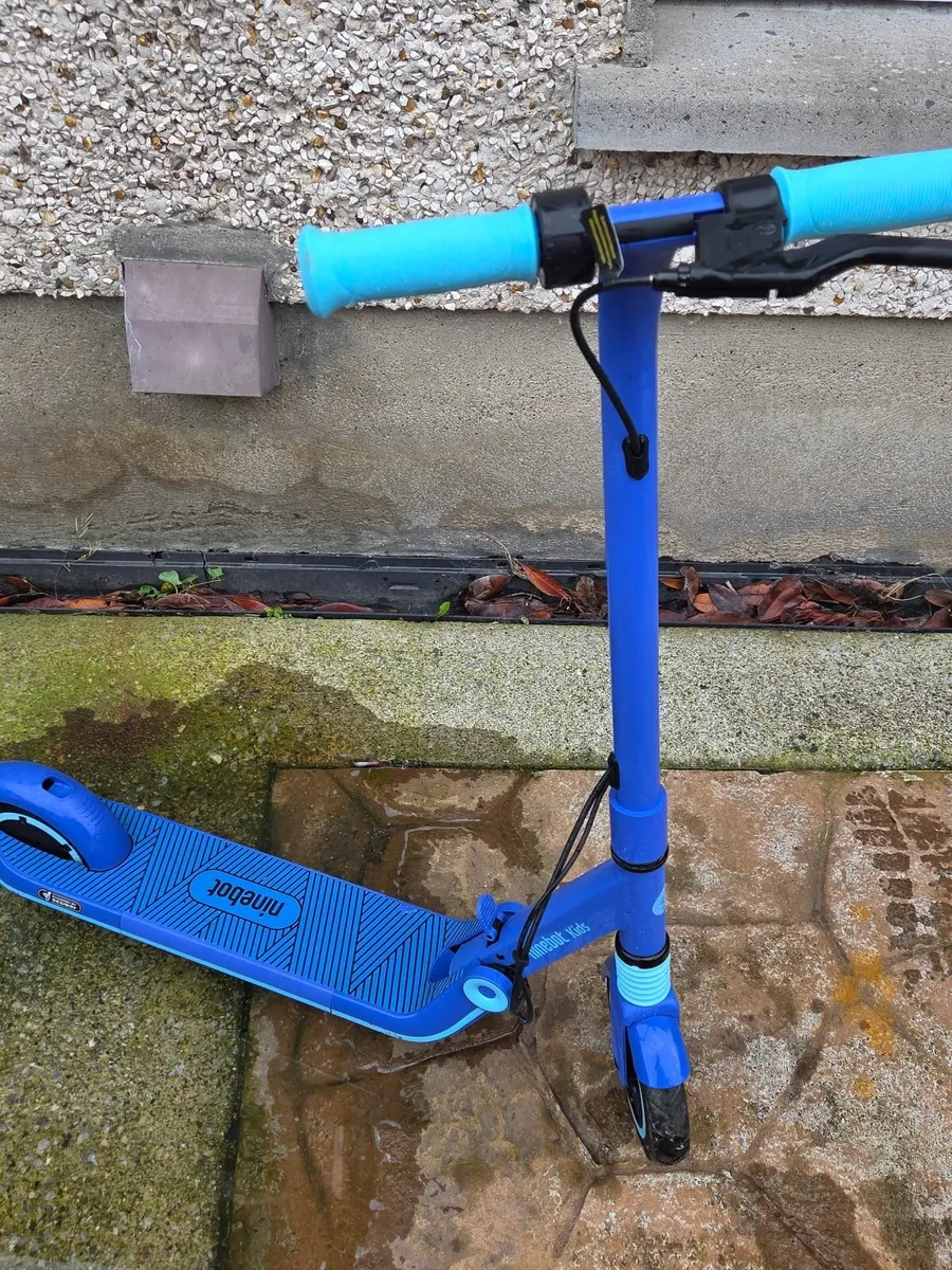 Ninebot eKickScooter Zing E8 Blue - Image 4